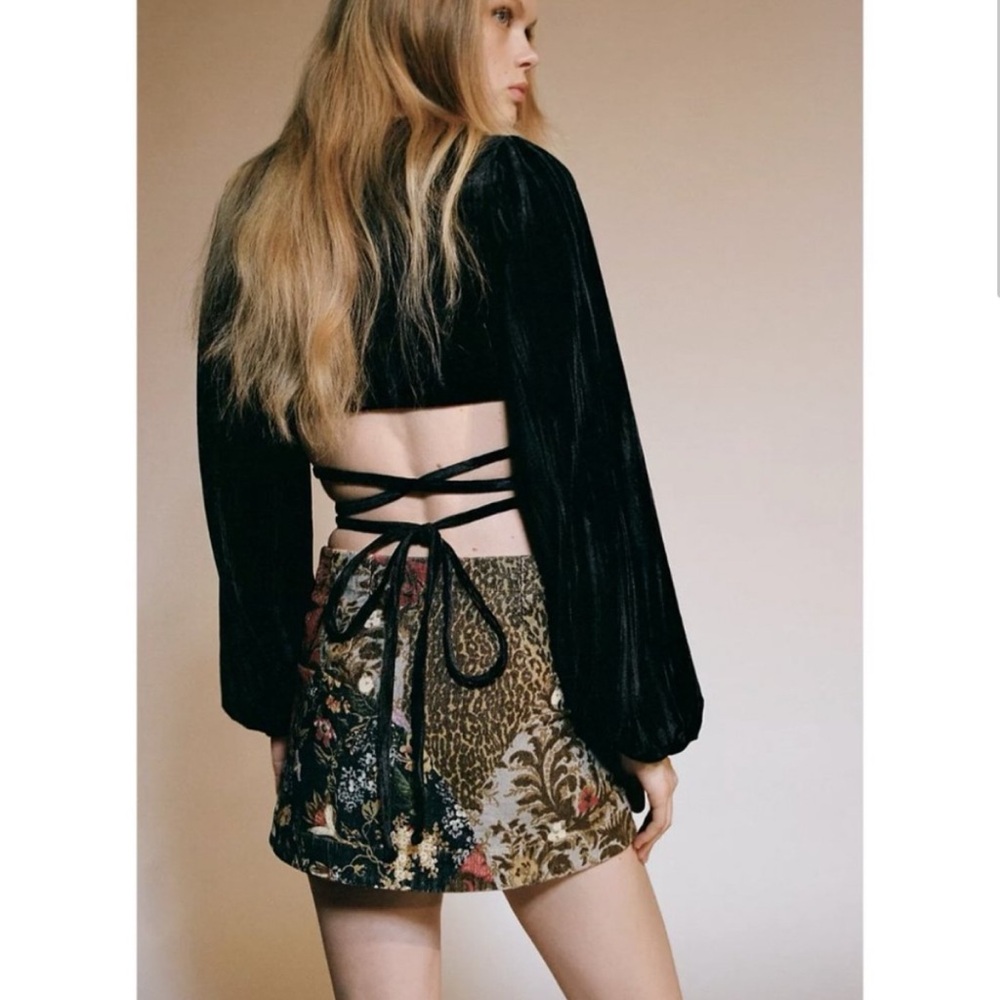 NWT Urban Outfitters Florentina Velvet Wrap Top Medium Black - Picture 2 of 13